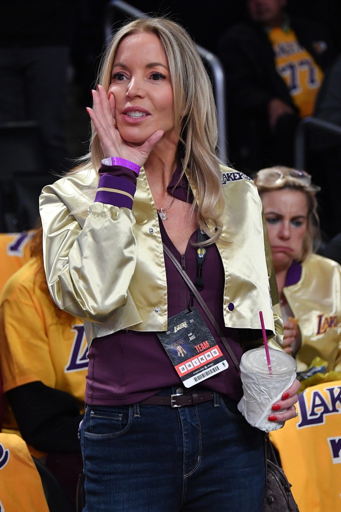 名记:沃尔特计划在今天提交收购湖人100亿的报价 可能在月底过审 名记:沃尔特计划在今天提交收购湖人100亿的报价 可能在月底过审